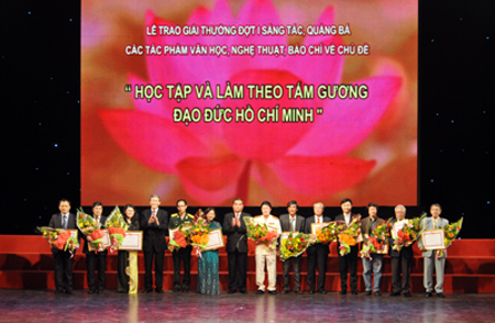 ມອບລາງວັນໃຫ້ບົດປະພັນດີເດັ່ນກ່ຽວກັບການ“ຮໍ່າຮຽນແລະປະຕິບັດຕາມແບບຢ່າງຄຸນສົມບັດປະທານໂຮ່ຈິມິນ”